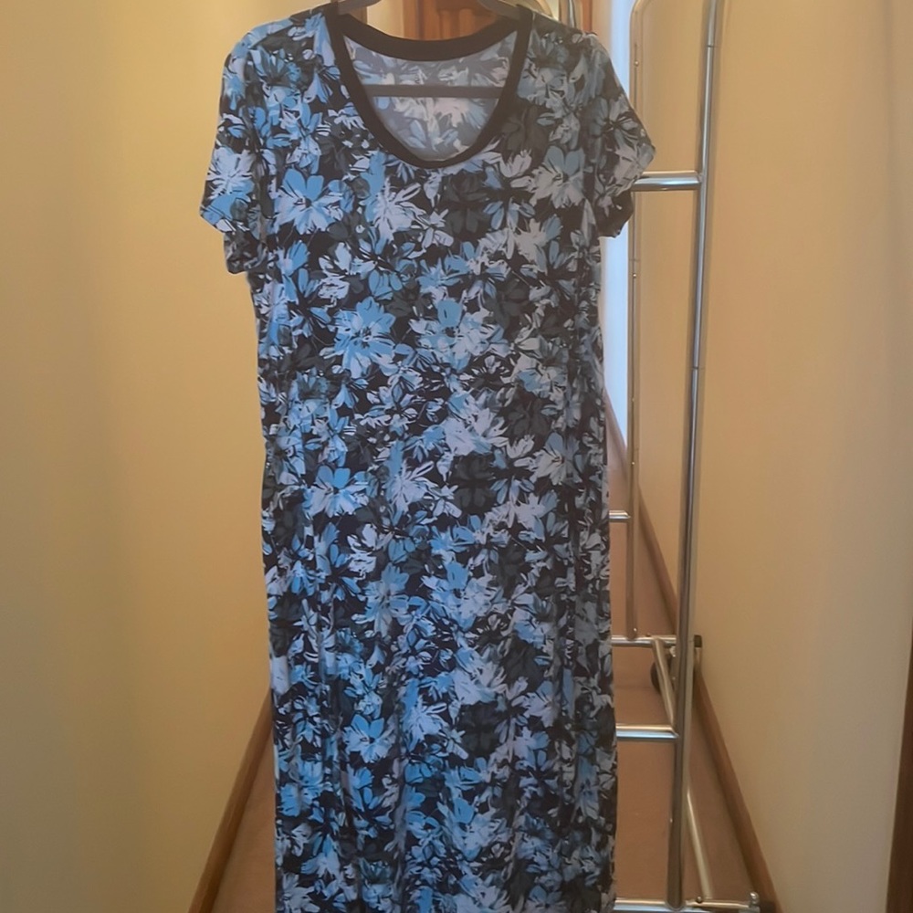 Cuddle Duds double split dress in blue floral.  Size L.